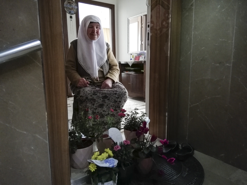 80 yaşındaki Sıddıka nineye çocuklarından sürpriz kutlama
