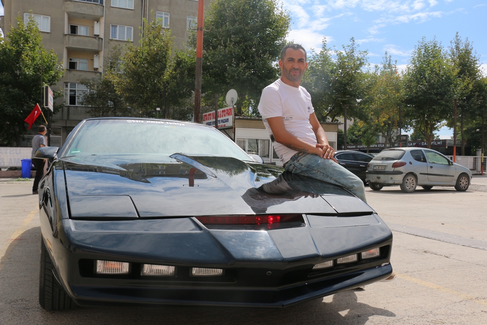 80’lerin efsanesi Kitt’i Türkiye’ye getirerek Cem Yılmaz’a gönderme yaptı