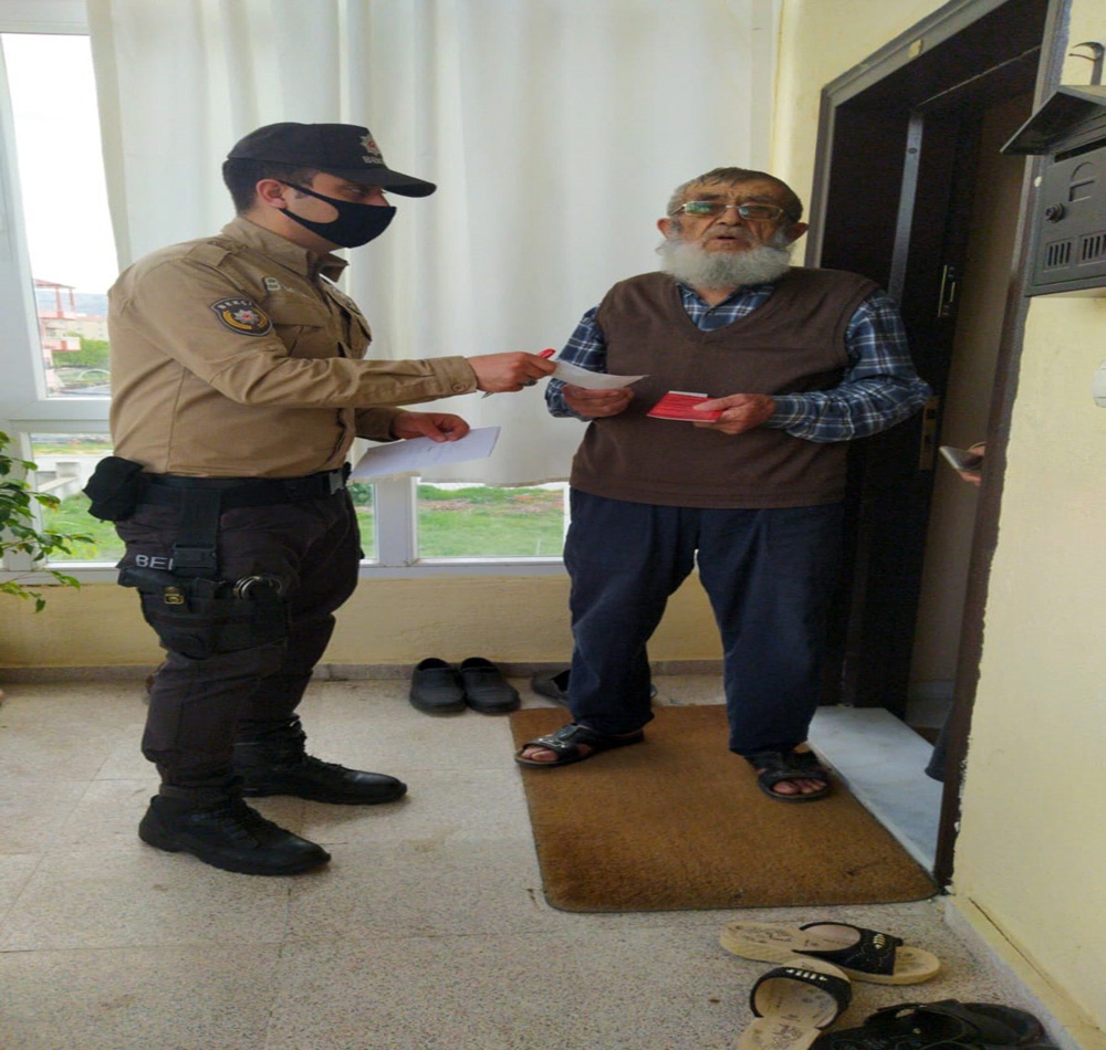 81 yaşındaki yaşlı adam “Biz Bize Yeteriz Türkiye” kampanyasına 5 bin lira bağışladı