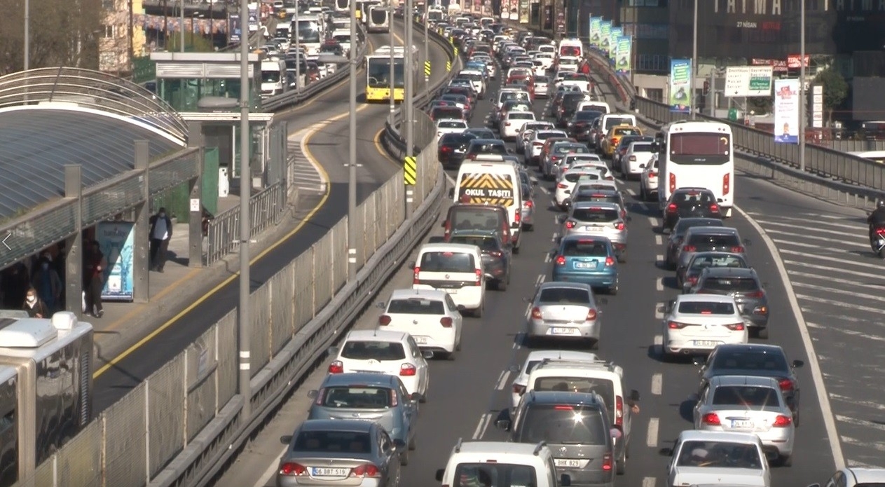 82 saatlik kısıtlama başladı