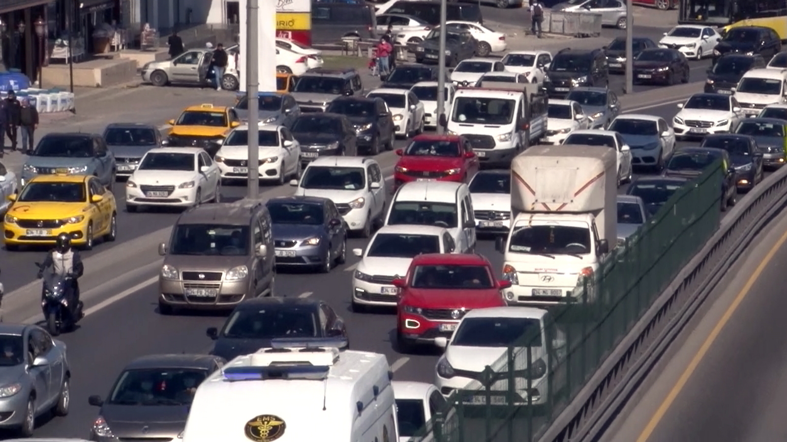 82 saatlik kısıtlama öncesi E-5 Karayolunda trafik yoğunluğu oluştu