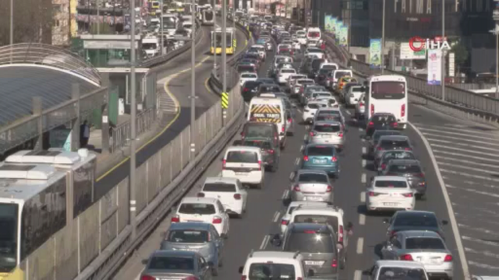 82 saatlik kısıtlama öncesi İstanbul’da trafik yoğunluğu yüzde 78’e ulaştı