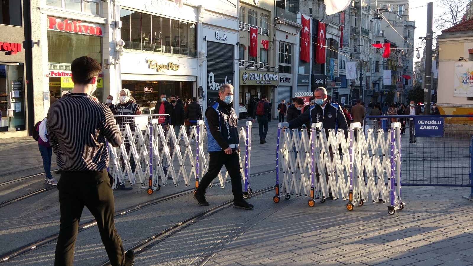 82 saatlik sokağa çıkma kısıtlaması başladı, Taksim Meydanı yine turistlere kaldı