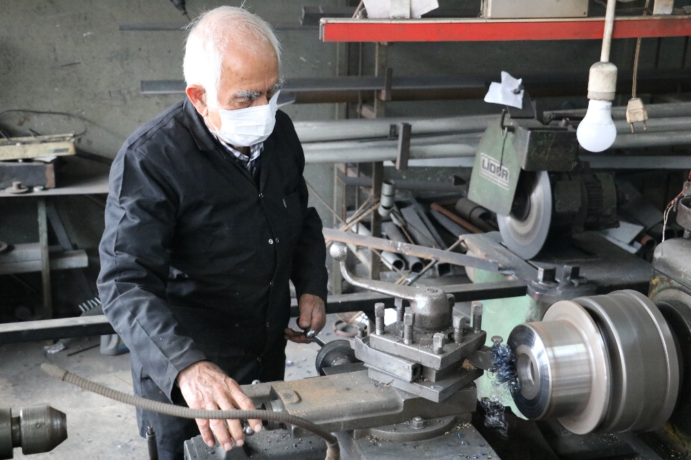 86 yaşındaki Nazım usta, günler sonra tezgahının başına geçti