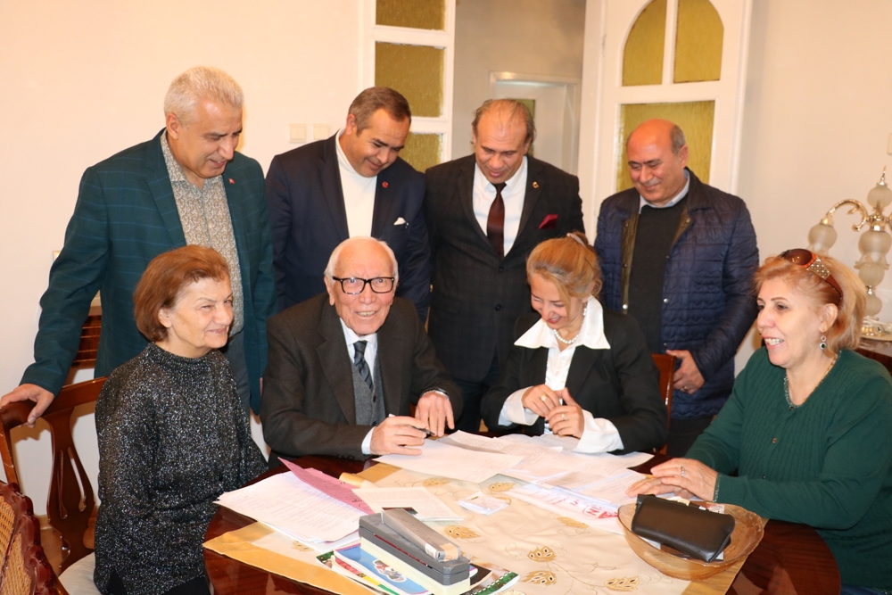 86 Yaşındaki Öğretmene Öğrencilerinden Vefa