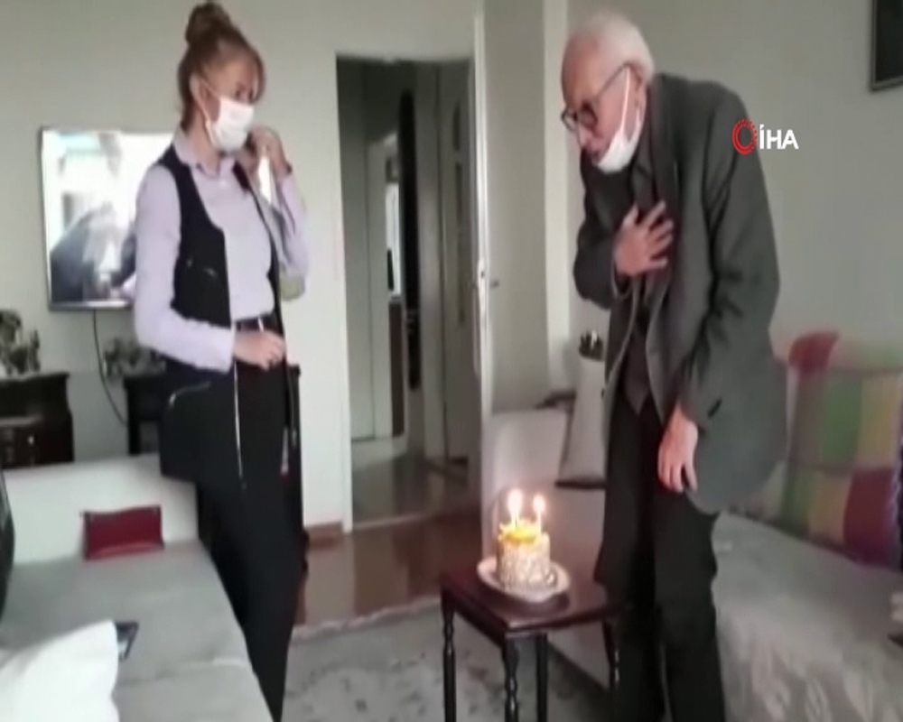87 yaşındaki öğretmene, öğrencilerinden doğum günü kutlaması
