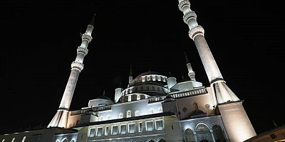 90 bin camide 15 Temmuz şehitleri için sela okundu