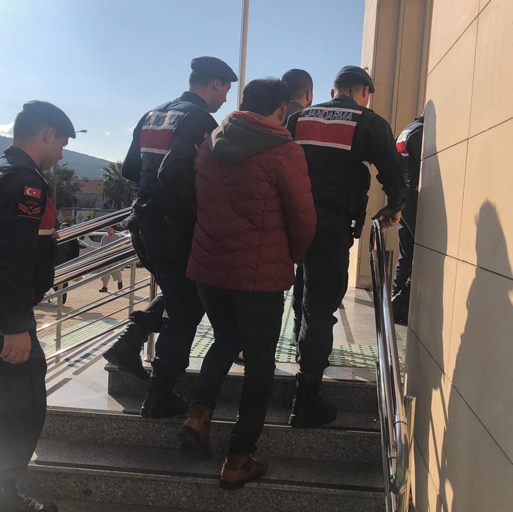 99 Düzensiz Göçmen Yakalandı, 4 Organizatör Şüphelisi Gözaltında
