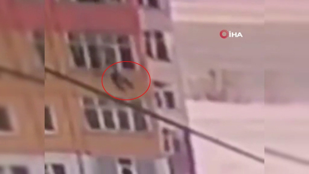 9’uncu kattan düştü, hayatta kaldı