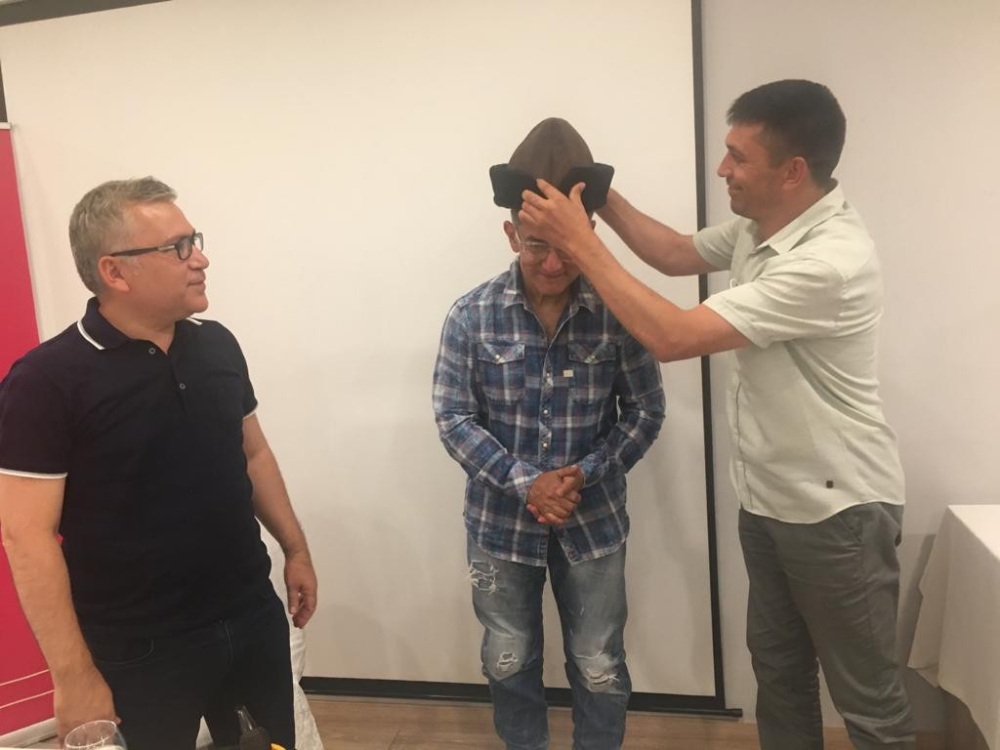 Aamir Khan’a deri börk şapkası hediye edildi