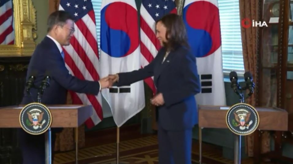 ABD Başkan Yardımcısı Harris’in basın toplantısında yaptığı hareket olay oldu