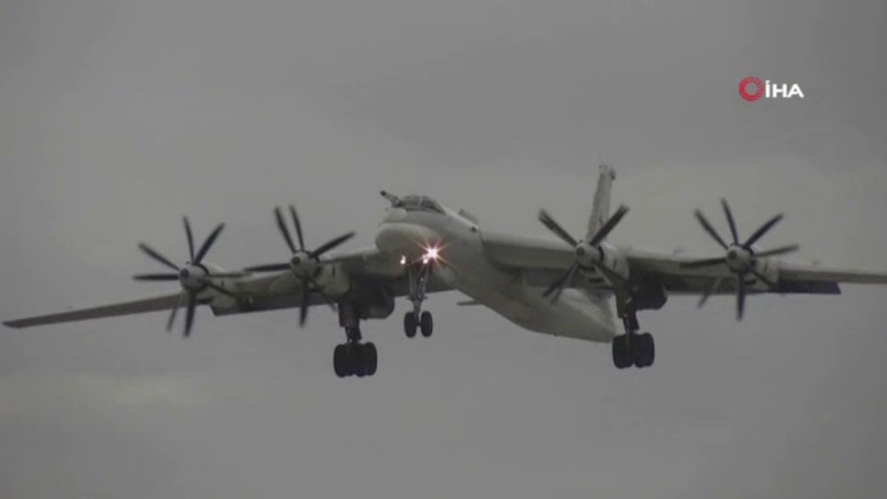 ABD jetleri, Rus bombardıman uçaklarına eşlik etti