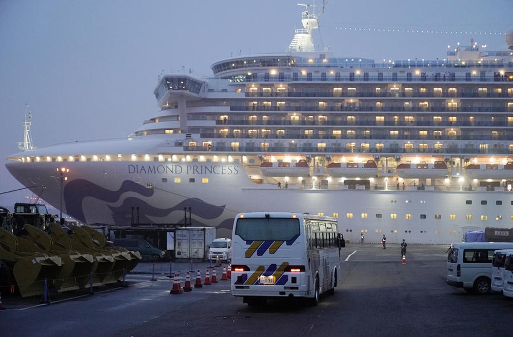 ABD, karantina gemisinden 300 vatandaşını tahliye etti