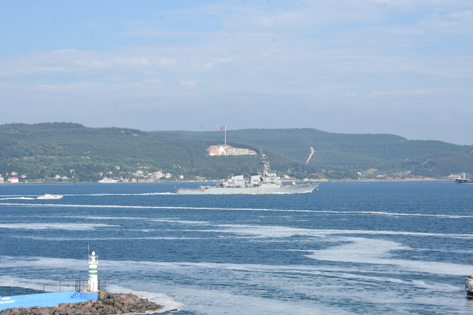 ABD savaş gemisi Çanakkale Boğazı’ndan geçti