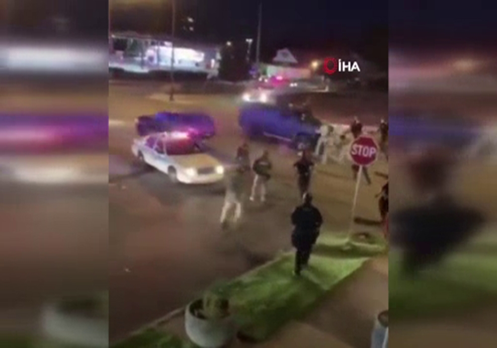 ABD’de bir kişi, aracıyla polis ve askerlerin arasına daldı