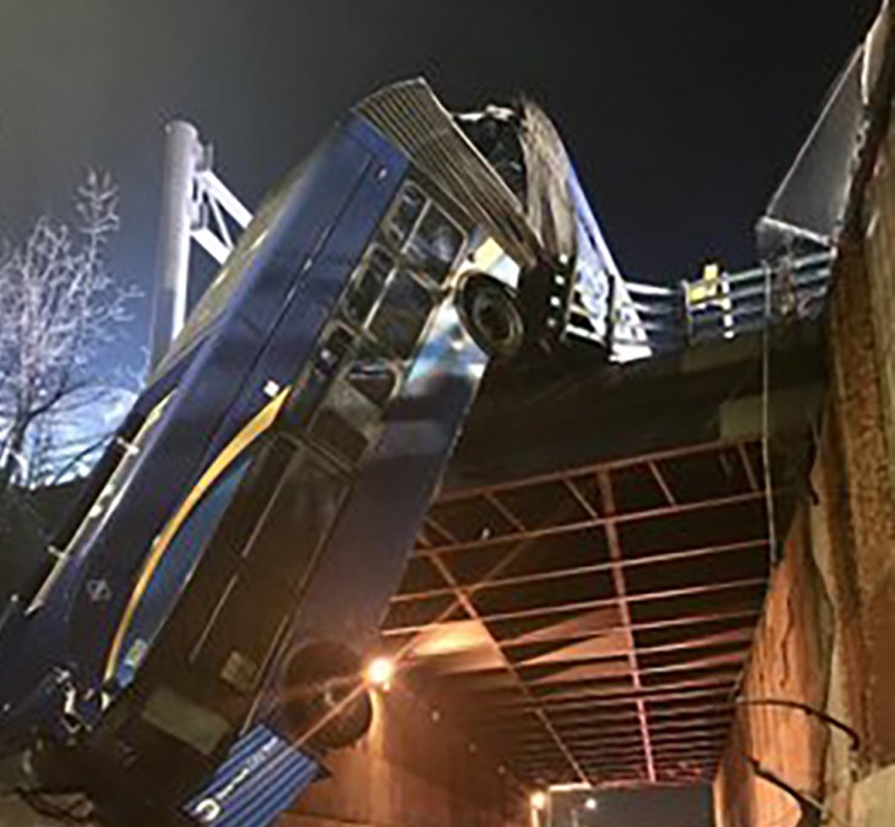 ABD’de otobüs köprüden sarktı: 8 yaralı