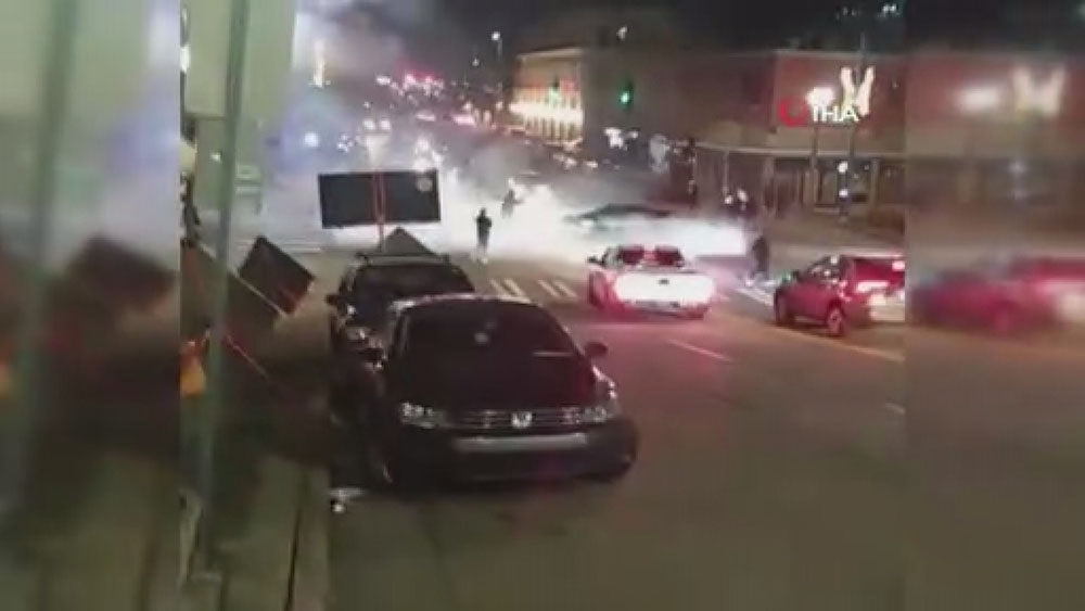 ABD’de polis aracı kalabalığa daldı: 1 yaralı