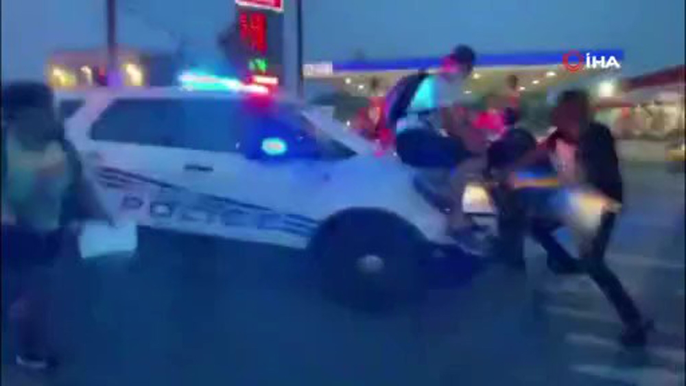 ABD’de polis aracını göstericilerin üzerine sürdü