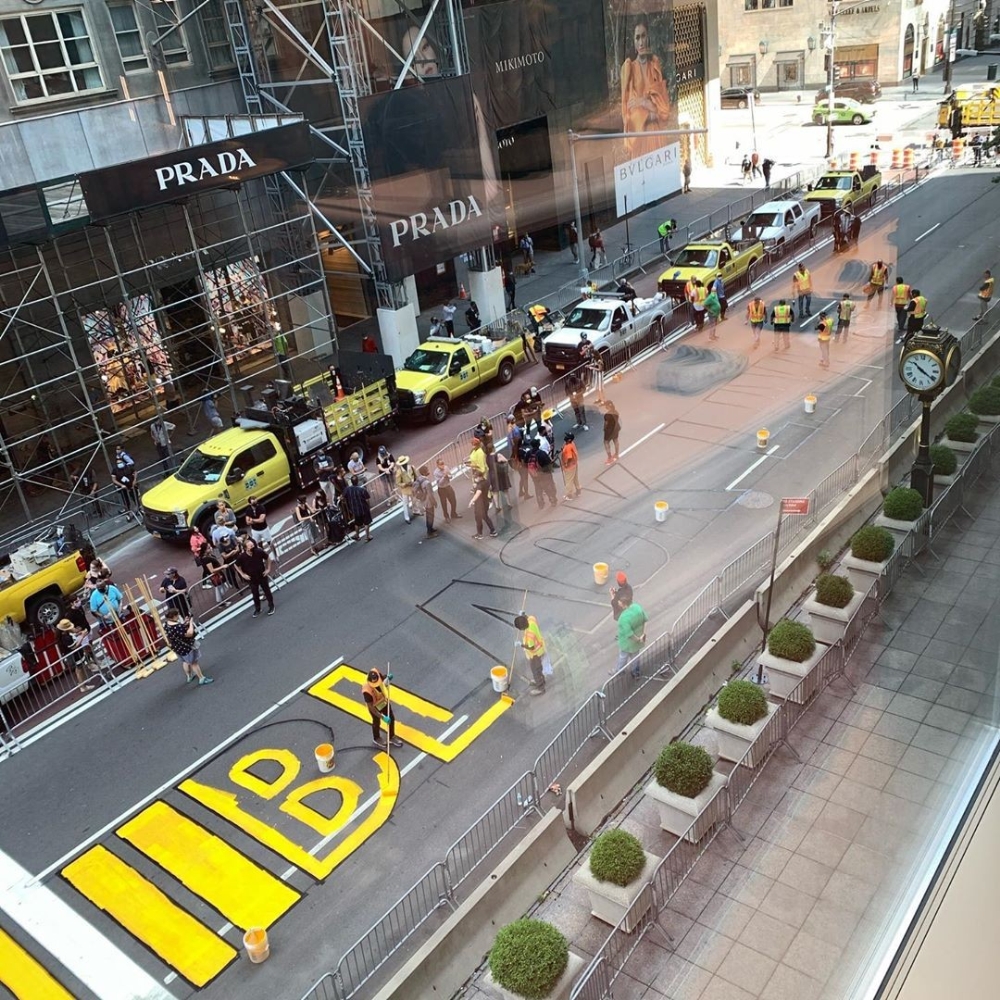 ABD’de Trump Tower’ın karşısına “Black Lives Matter” sloganı yazıldı