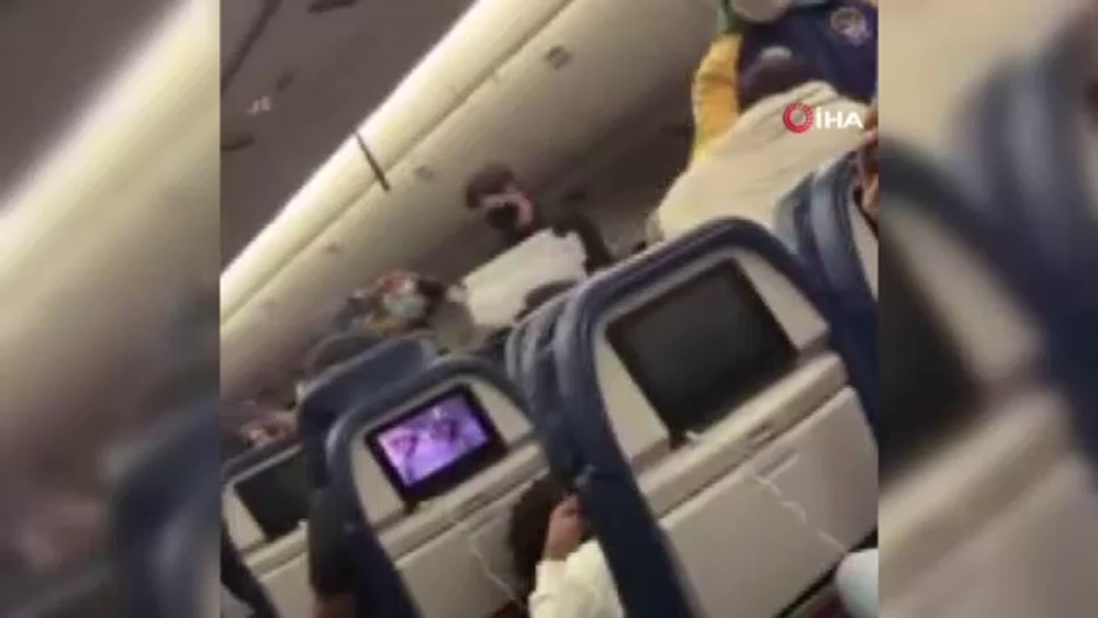 ABD’de yolcu uçağında maske takmadı, kabin görevlisine saldırdı