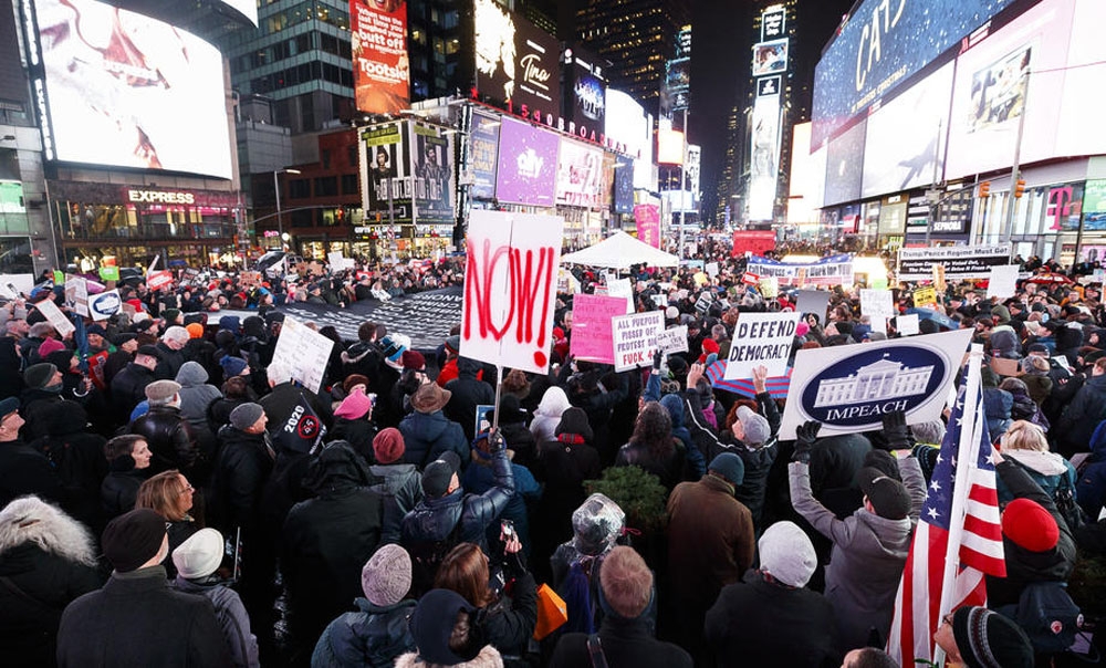 ABD'liler Trumpın Azli İçin Times Meydanında Toplandı