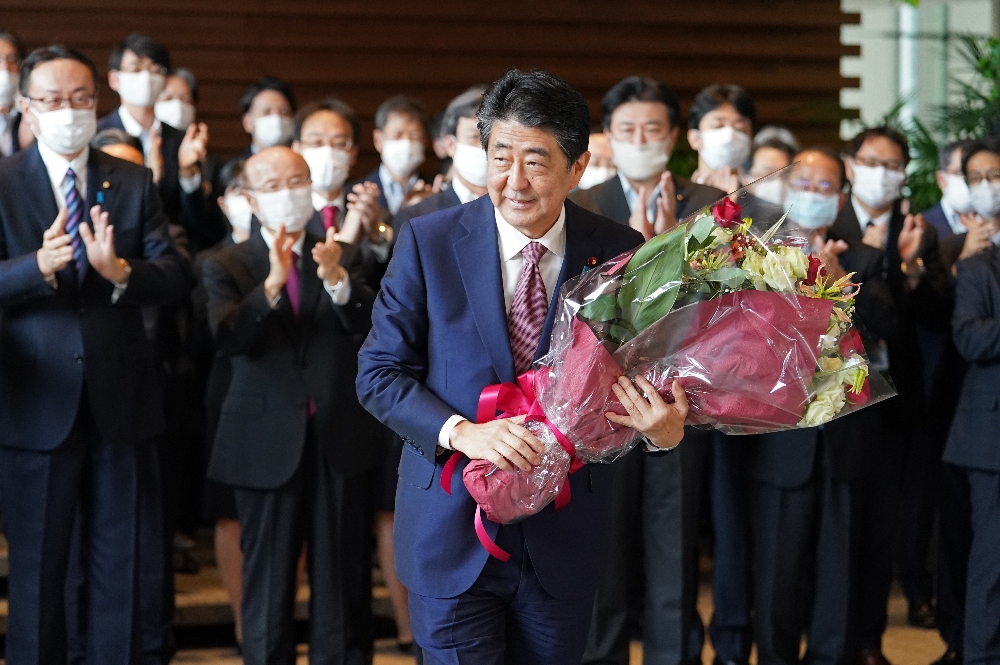 Abe koltuğu devretti, Japonya’nın yeni Başbakanı Yoshihide Suga oldu