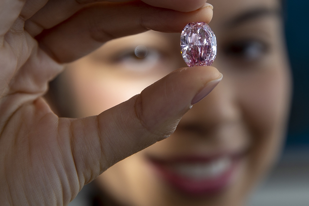 Açık arttırmaya çıkarılan pembe elmas 26,6 milyon dolara satıldı