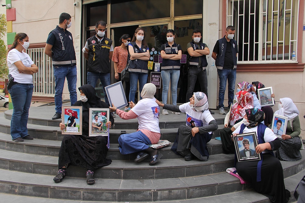 Acılı ailelerin HDP önünde başlattığı evlat nöbeti eylemi 1’inci yılına giriyor