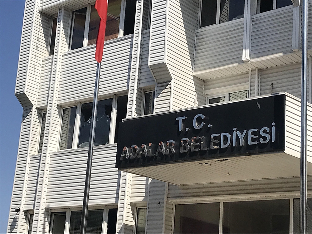 Adalar Belediye binasına pompalı saldırı