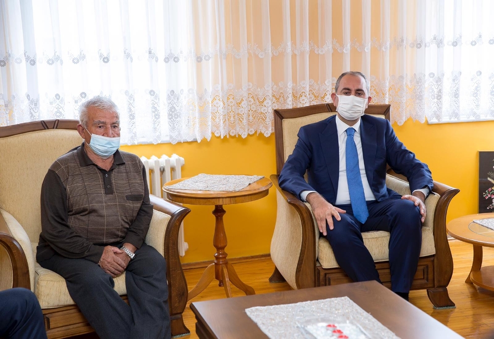 Adalet Bakanı Gül’den depremde yakınlarını kaybeden Yücel ailesine ziyaret