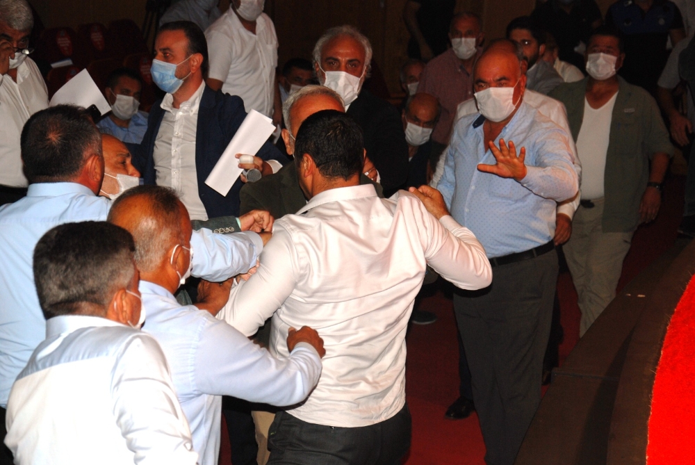 Adana Büyükşehir Belediye Meclisinde kavga