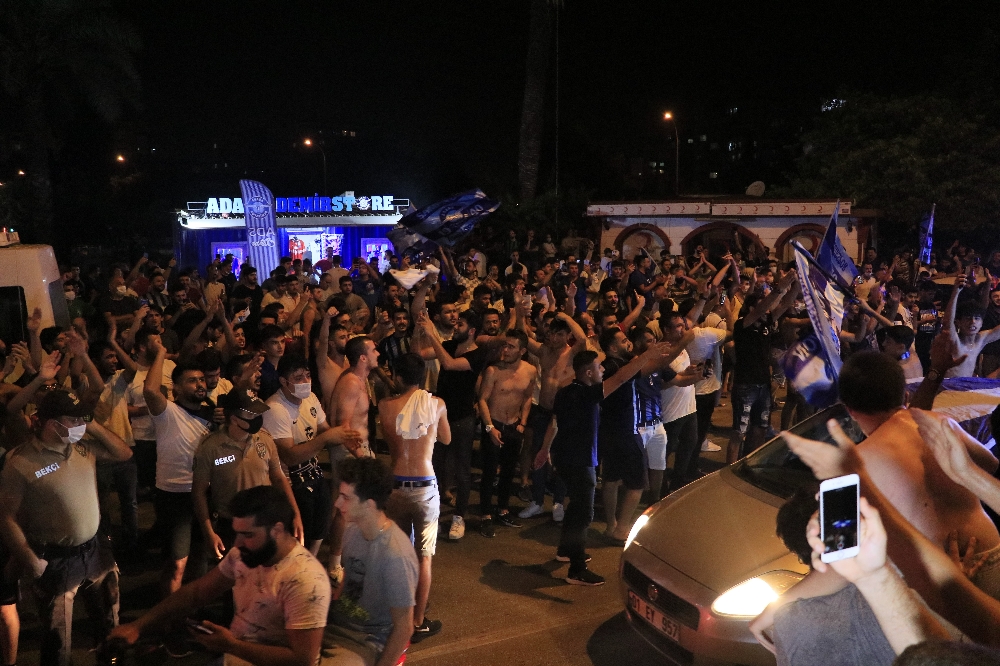 Adana Demirspor taraftarlarından coşkulu final kutlaması