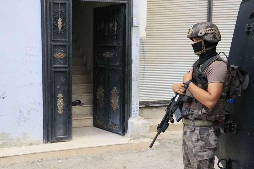 Adana’da  şafak vakti birçok adrese operasyon düzenlendi