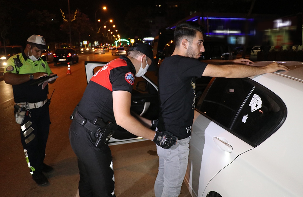 Adana’da 2 bin 565 polisten helikopter destekli huzur uygulaması