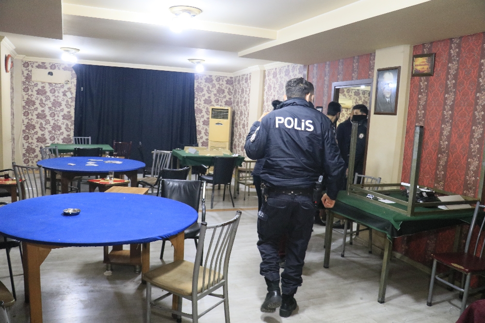 Adana’da gece yarısı kumarhane baskını