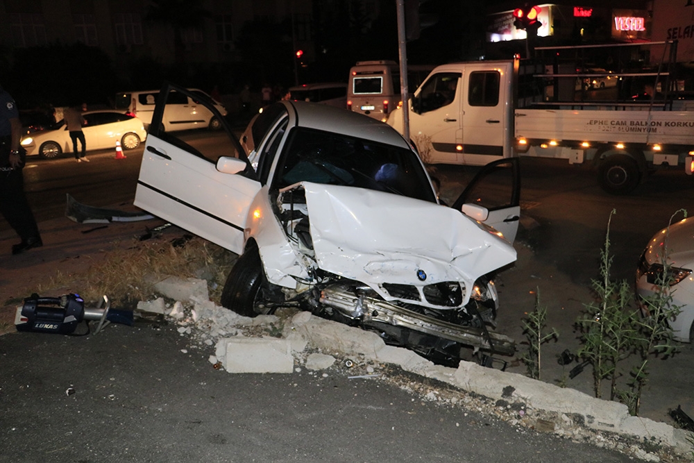 Adana’da iki otomobil çarpıştı: 7 yaralı