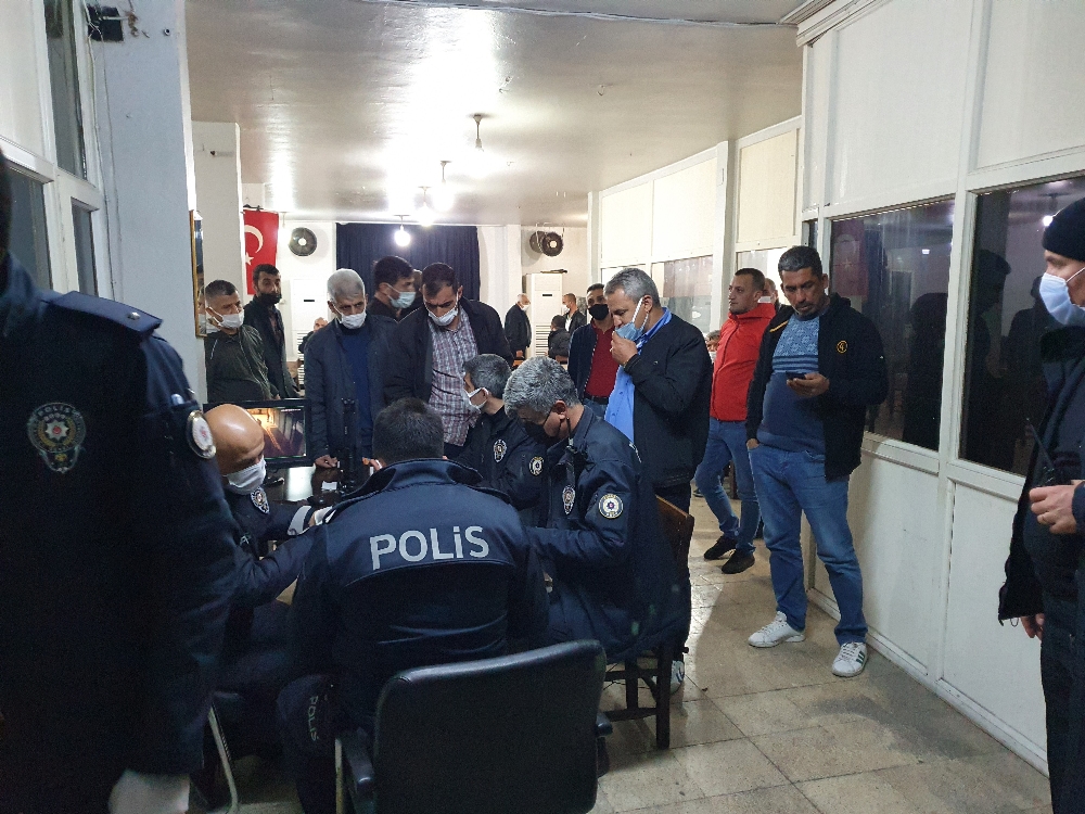 Adana’da kahvehaneye baskın: 37 kişiye sokağa çıkma yasağından ceza kesildi