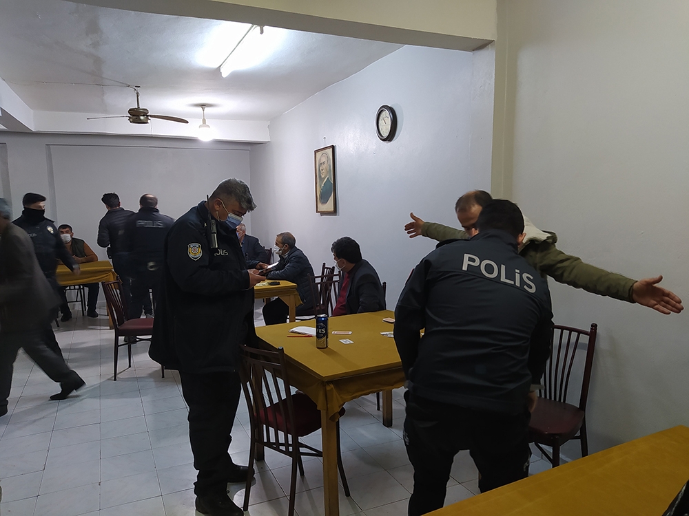 Adana’da kahvehaneye polis baskını: 8 kişiye kısıtlamayı ihlalden para cezası
