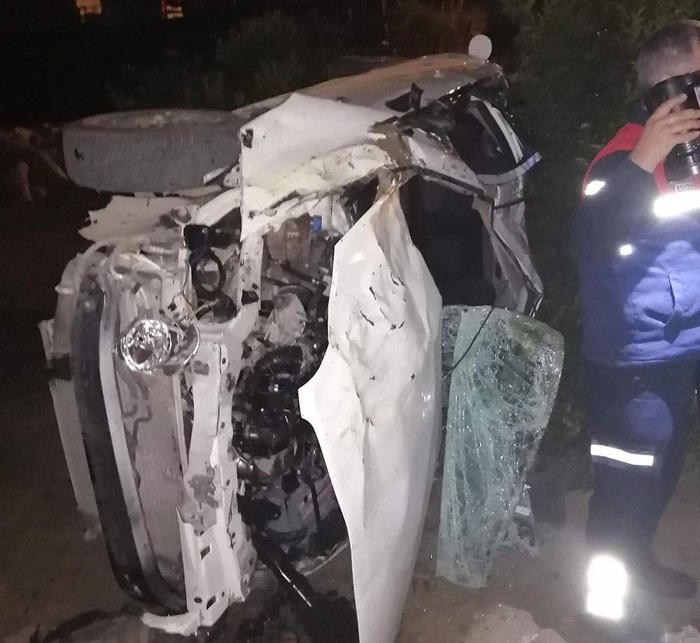 Adana’da otomobil portakal bahçesine devrildi: 2 ölü