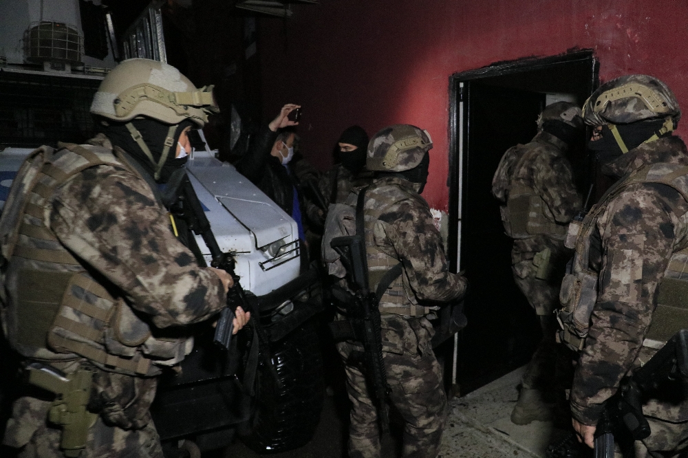 Adana’da şafak vakti uyuşturucu satıcılarına operasyon