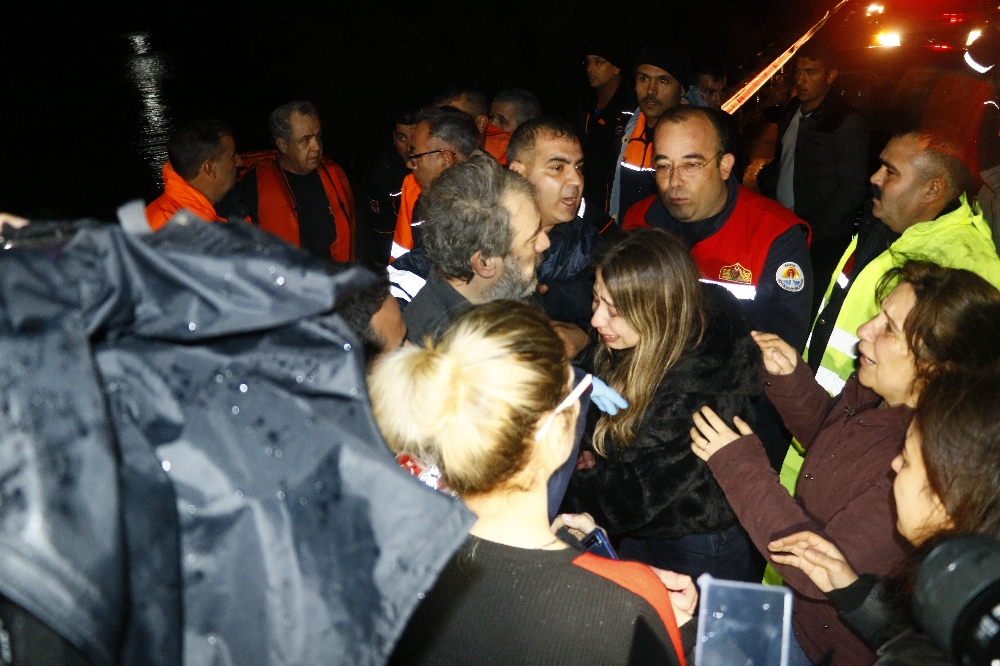 Adanada Sele Kapılan Otomobilde Bulunan 5 Kişi Kurtarıldı