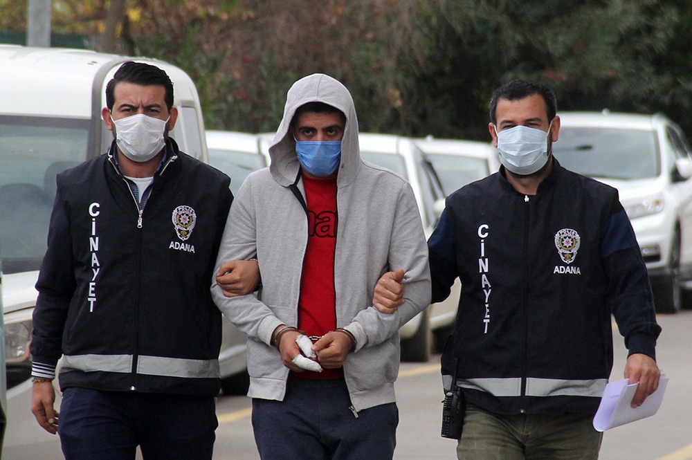 Adana’da sokak ortasında arkadaşını boğazından bıçaklayarak öldüren zanlı tutuklandı