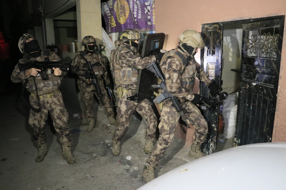Adana’da uyuşturucu satıcılarına şafak operasyonu