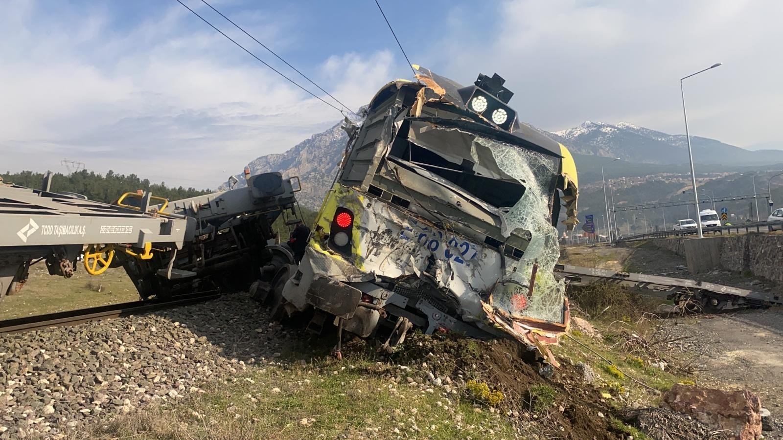 Adana’da yük treni raydan çıktı