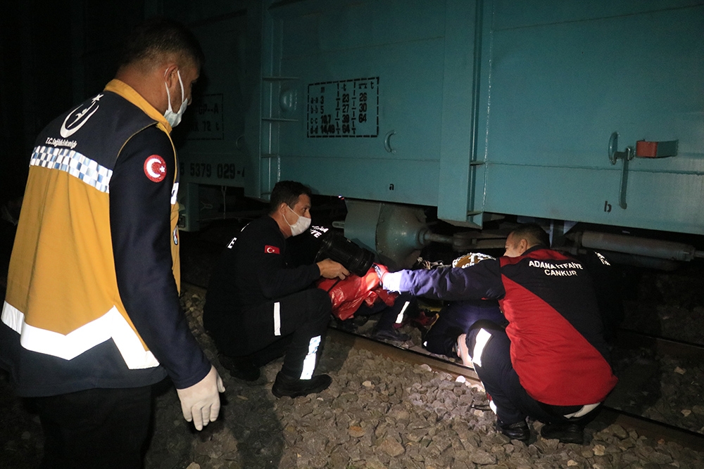 Adana’da yük treninin çarpmasıyla kolu kopan kişi ağır yaralandı