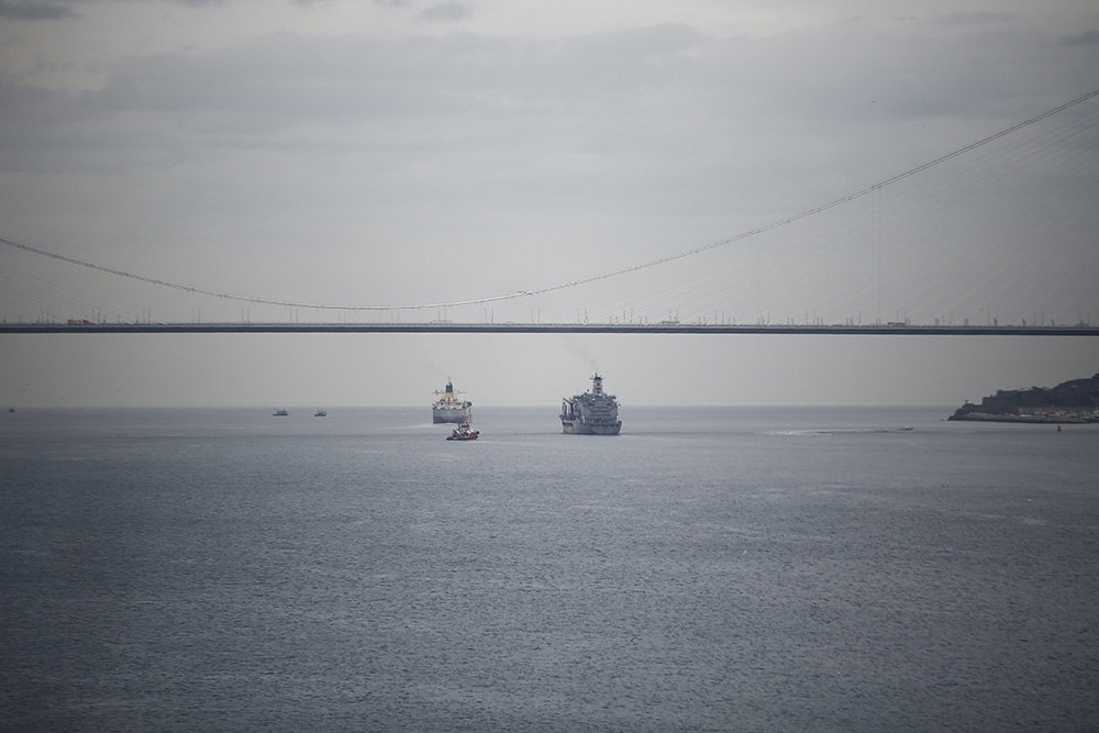 ADB savaş gemisi İstanbul Boğazı’ndan geçti
