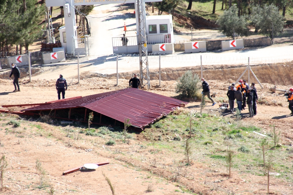 Adıyaman’da çatı uçtu: 1 Ölü