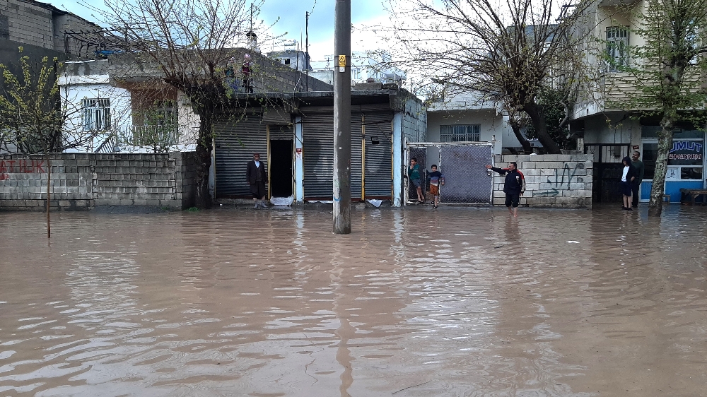 Adıyaman’da yollar göle döndü