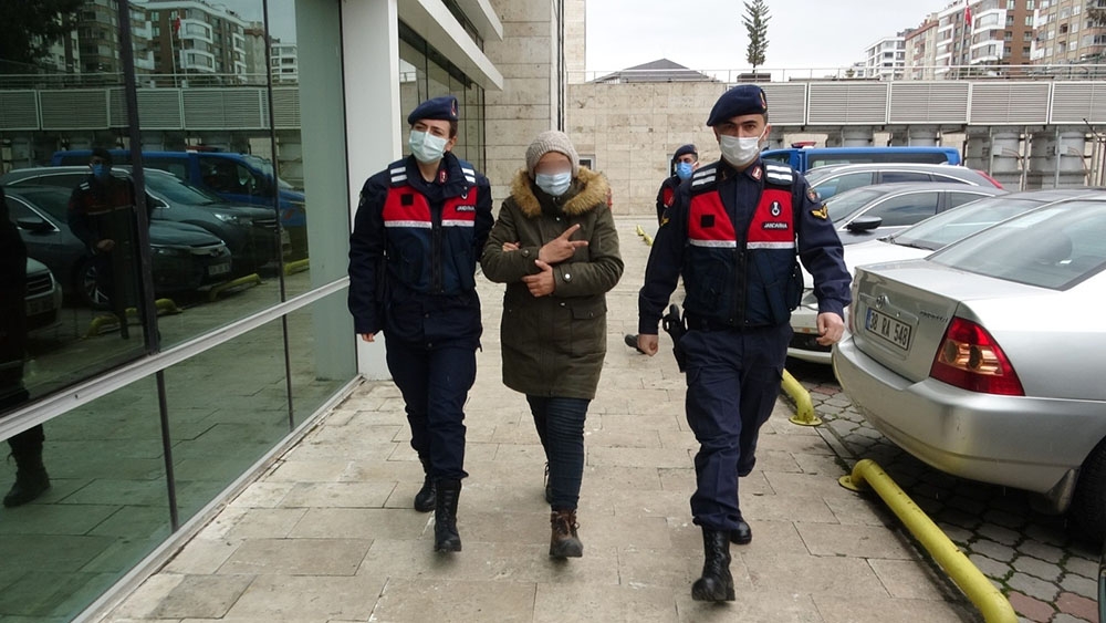Adliyeye çıkarılan PKK zanlısı kadından ’zafer işareti’