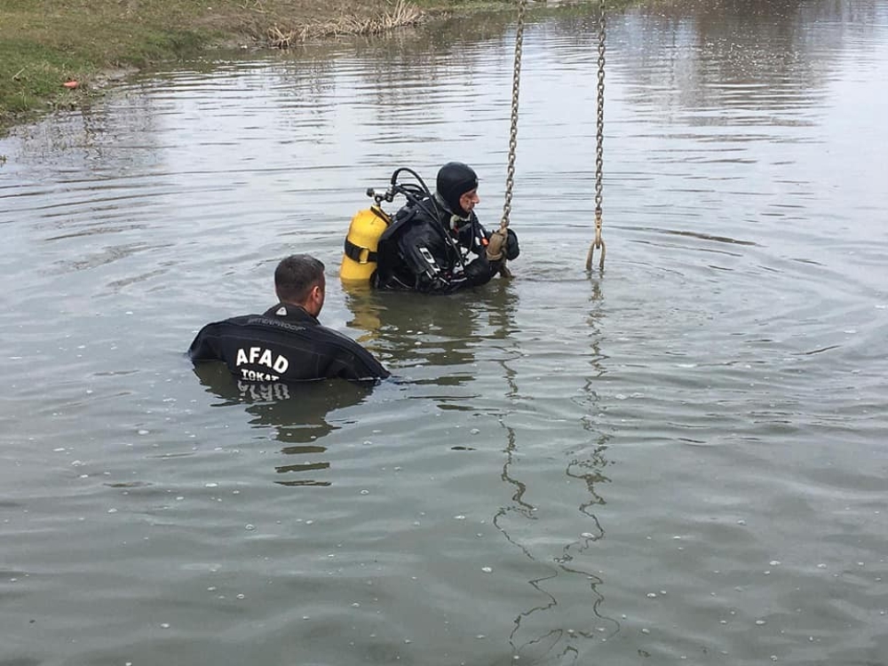 AFAD bu kez araç kurtarmak için daldı